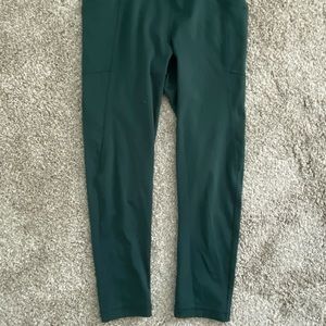 NWT. Green pocketed leggings